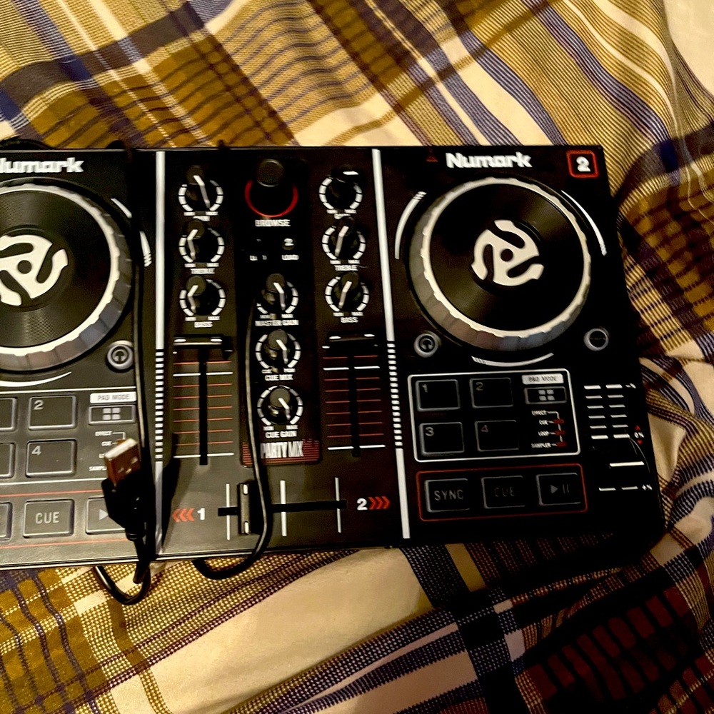 Numark dj set with headphones for laptop or pc
